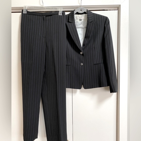 Tahari women’s two-piece pants suit, pinstriped, size 6 petite. - Picture 2 of 2